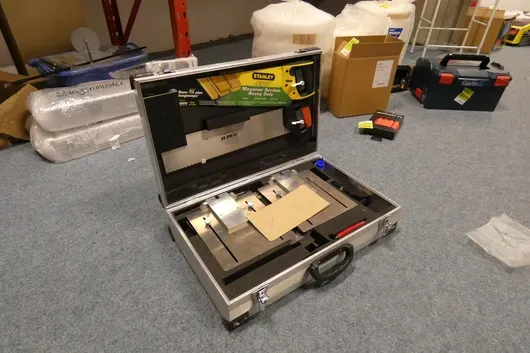 nmc - Kit de montage/coupe pour profilés décoratifs en mallette alu