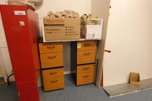 4x kontenery biurkowe, z zawartością