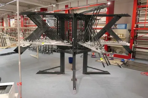 Présentoir à bras pivotant pour tapis / revêtements de sol, multi-face, avec barres de serrage, métal, anthracite, sans contenu