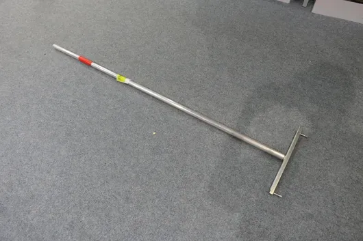 Steelgereedschap met dwarsbalk en pinnen, metaal