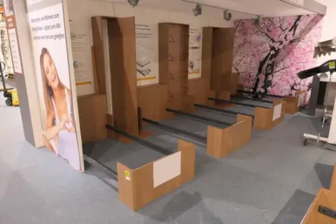 4x display bed, 3x cabinet (for mattresses)