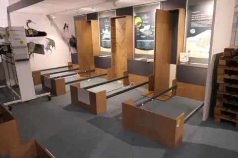 4x sample bed, 3x cabinet (for mattresses)