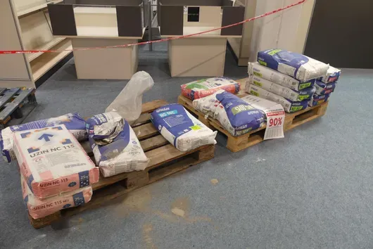 Mixed lot of painter's supplies, fibre-reinforced jointing compound, stable cementitious repair mortar, rapid gypsum levelling compound, cementitious jointing compound
