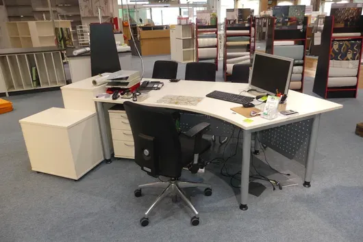 Schreibtisch mit Bürostuhl, 2x Schreibtischcontainer, Sideboard, 3x Besucherstuhl, ohne Inhalt