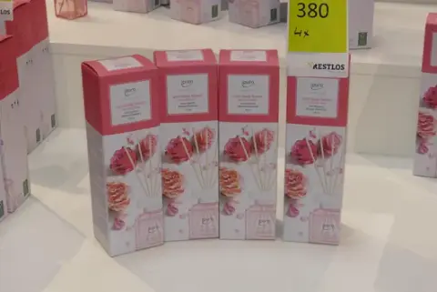 4x ipuro - Essentials room fragrance "lovely flowers", with reed sticks