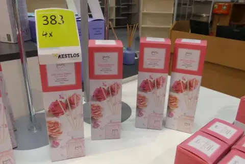 4x ipuro - Essentials room fragrance "lovely flowers", with reed sticks