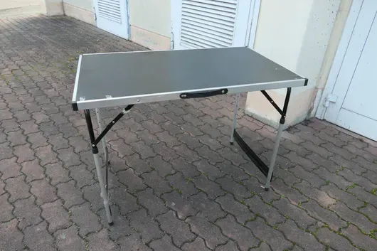 Folding table