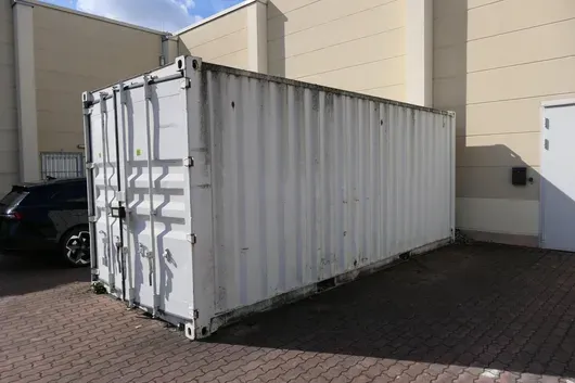 Seecontainer mit Regal, ohne Inhalt