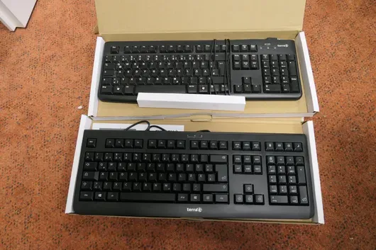 2x Claviers (Cherry/terra)