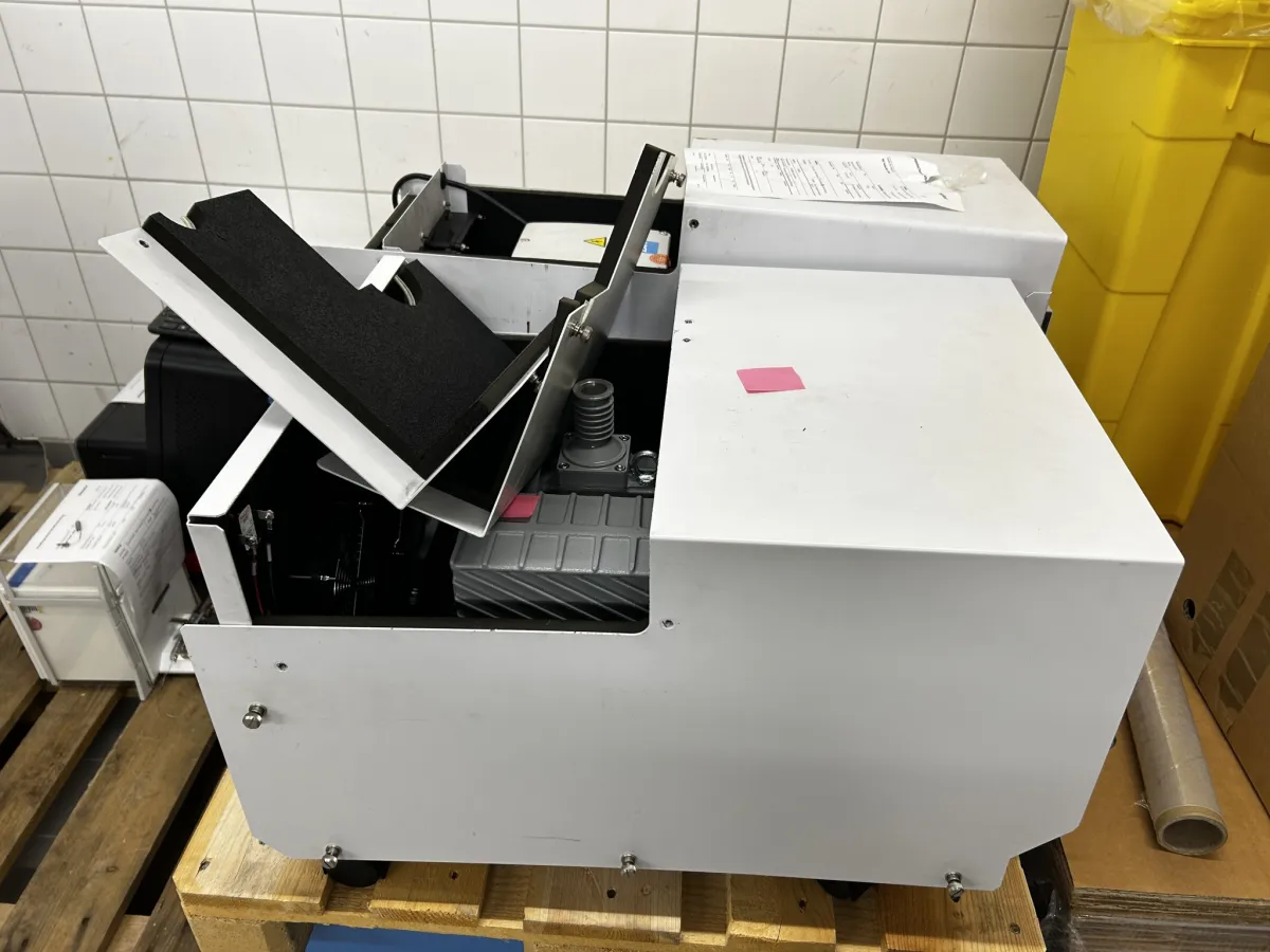 2 vakuové pumpy Agilent + Edwards