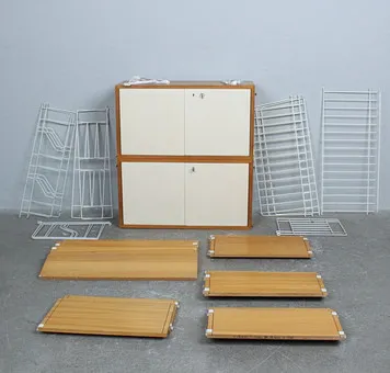 NILS UND KAJSA STRINNING. Modulares Regalsystem "String", 1960er.