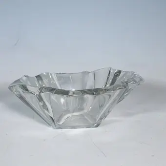 TAPIO WIRKKALA. für die Glashütte Iittala "Jäänsärö" (Eisblock oder Eisberg), Modell '' 3847 '' signiert, 1950er.