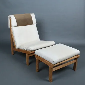 BERNT PETERSEN. Loungesessel mit Ottomane, „Kludestolen“, Kiefer, Stoff. 1960er, Dänemark.