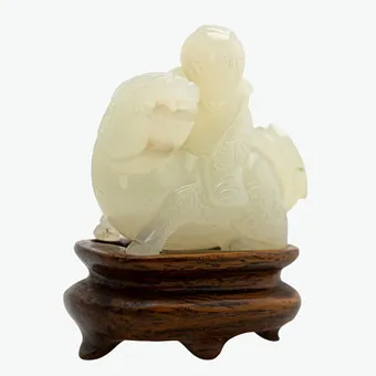 Knabe auf einem Fabeltier Qilin als Anhänger, Jade, China, späte Qing-Dynastie.