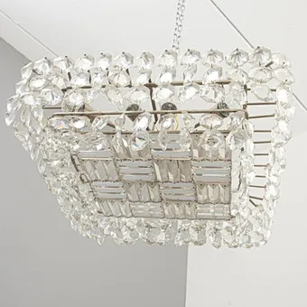 BAKALOWITS & SÖHNE. Deckenlampe / Kronleuchter mit Prismenbehang, Wien, um 1950 / 1960er Jahre.