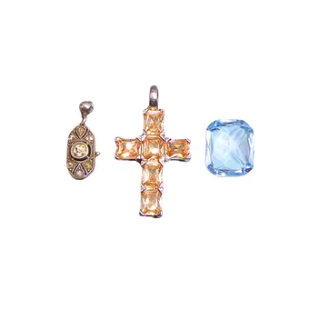 THREE-PART JEWELLERY SET WITH TWO PENDANTS AND LOOSE FACETED STONE, 925 SILVER.
