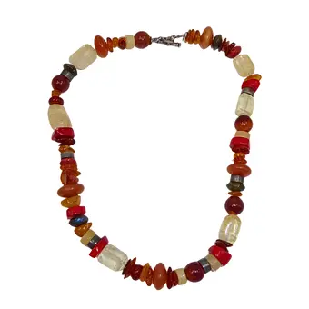 Collier avec perles de pierres variées et fermoir à barre