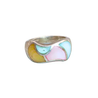 SILBERRING MIT MEHRFARBIGEN PERLMUTT-INLAYS.