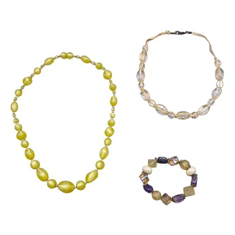 Parure composée de deux colliers et d'un bracelet.