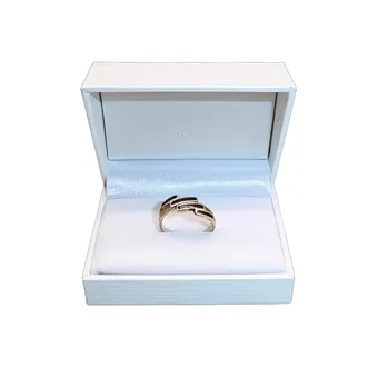 RING IN ASYMMETRISCHER STUFEN-OPTIK MIT SCHWARZEN INLAYS.