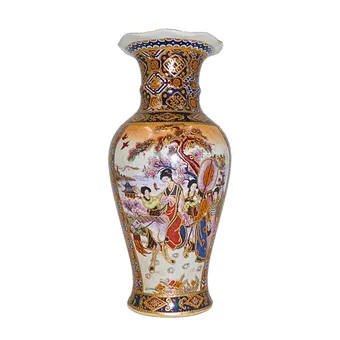 Porcelánová váza s figurální malbou ve stylu Satsuma.