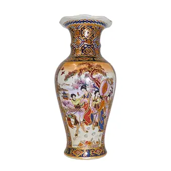 Porcelánová váza s figurální malbou ve stylu Satsuma.