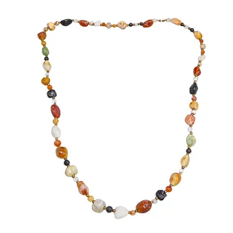 Collier long avec différentes perles de pierre