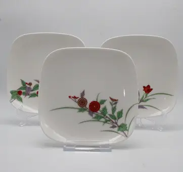 KORANSHA, JAPANISCHES PORZELLAN, 3-TEILIGES SCHÄLCHEN-SET MIT FLORALEN DEKOREN, UM 1970.