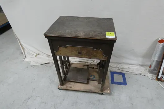 Nähmaschinenschrank