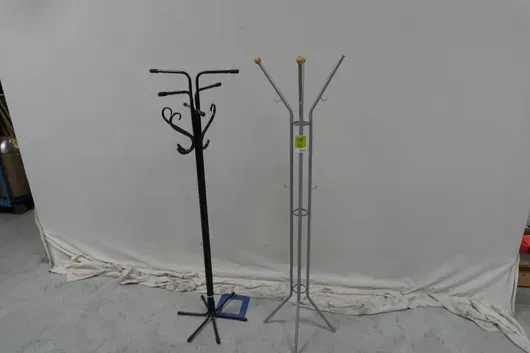 2x Garderobenständer