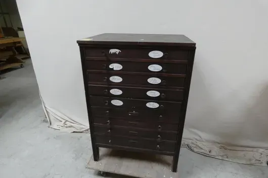 Wooden drawer cabinet, without casters