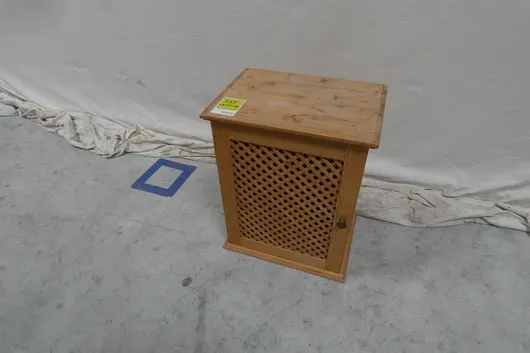 kleiner Holzwandschrank