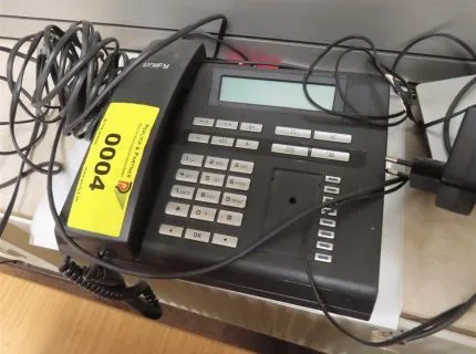 1 Tischtelefon, Fabr.: Unify, Typ: Open Stage 30.T, 1 x Schnurlostelefon, Fabr.: Telekom, Typ: Sinus 301