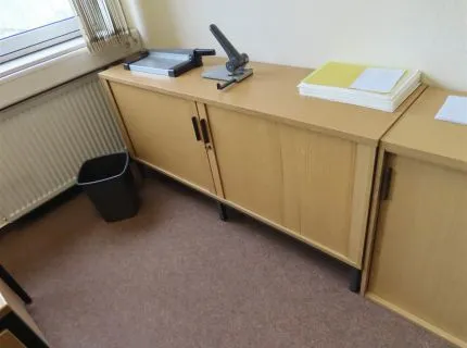 1 lot de bureau : 2 bureaux avec 1 retour chacun, 2 caissons mobiles 4 tiroirs, 2 chaises de bureau tissu, 1 buffet, 1 armoire à dossiers ouverte, 2 hauts meubles à portes coulissantes