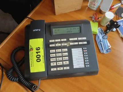 1 desk phone, brand: Unify, model: Open Stage