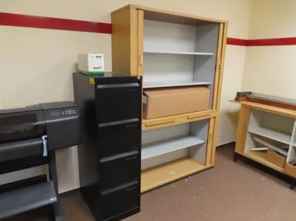 1 kamerinhoud bestaande uit 1 x hangmapkast, 4 lades, 3 x aktesideboard met dubbele schuifdeur, 4 x tafel, vierkant, 2 x bijzetstoel, stoffen bekleding, 2 x bureaustoel, stoffen bekleding, 1 x bureau, eenvoudig