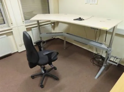 1 bureau, réglable en hauteur électriquement (défectueux), marque : Go², plateau incurvé, bois clair, ainsi que 1 x chaise de bureau pivotante, revêtement textile, accoudoirs