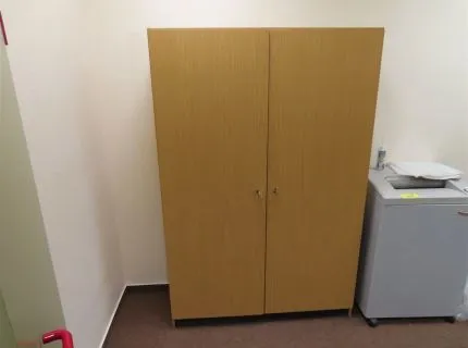 1 ruimte-inhoud bestaande uit 1 x tafel, ca. 200 x 80 cm, licht hout, frame zwarte metalen buis, 4 x bijzetstoel, stoffen bekleding, 1 x archiefkast, 2 draaideuren, licht hout