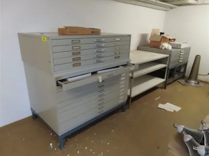 1 lot composé de 2 armoires à plans, 2 tables empilables, 2 armoires à tiroirs