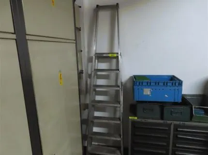 1 aluminium folding ladder, make: Zarges, type: Z500, 6 rungs, 1 platform