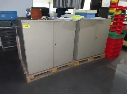 2 Metallschrank, Maß je ca. 100 x 80 x 100 cm, doppeltürig, inklusive Inhalt, bestehend aus diversen Schrauben