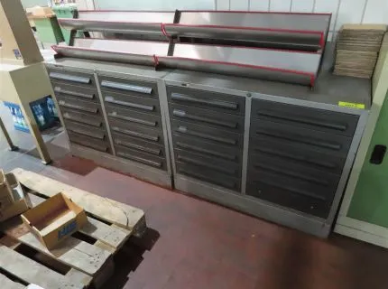 2 metalen kasten, afmetingen ca. 100 x 50 x 70 cm, elk met 2 laden