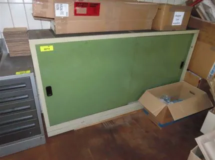 1 kovový příborník, cca 160 x 40 x 100 cm, dvojité posuvné dveře