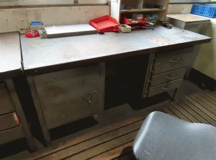 1 верстак, ок. 180 x 90 см, с 2 тумбами, 1 с 3 ящиками, 1 с 1 распашной дверцей