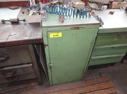 1 Metallschrank, ca. 50 x 50 cm, 1 Flügeltür
