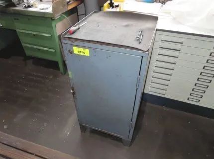 1 Metallschrank, ca. 50 x 50 cm, 1 Flügeltür