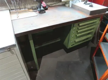 1 Werkbank, ca. 160 x 80 cm, mit 1 Unterschrank, 5 Einschübe