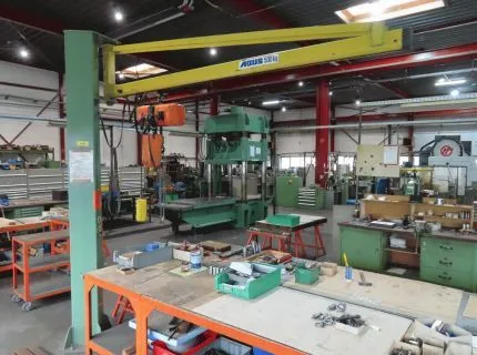 1 pillar jib crane, make: Abus, jib length approx. 200 cm, with electric chain hoist, make: Abus, 500 kg