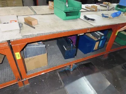 1 werktafel, metaaluitvoering, afmeting ca. 170 x 80 cm