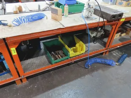 1 werktafel, metaaluitvoering, afmeting ca. 170 x 80 cm